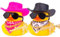 Mwmoeen Gummi Ente für Auto Armaturenbrett Dekorationen, 2 Stück gelbe Ente Auto Ornamente mit Cowboyhut Schal Sonnenbrille Goldkette und Coole Requisiten für Auto, Büro, Haus Dekoration
