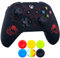 9CDeer 1 x Silicona Grabado Laser Protector Cubrir Piel + 6 Apretones de Pulgar y Tapones a Prueba de Polvo para Xbox One S/X Mando Continuar rojo