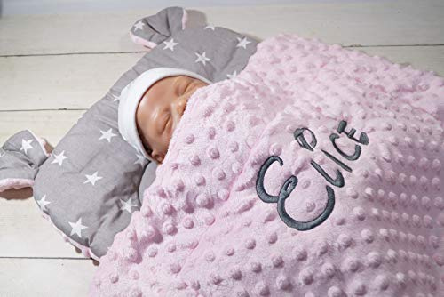 BotoBaby ★ Zweilagige Babydecke mit Namen und Datum Bestickt ★ Minky ★ Baumwolle ★ Füllung ★ (Hellrosa - Sternen 3, 50 x 75 cm + Kissen)