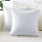 Sungeek 2er Set Samt Kissenbezüge, Weich Kissenbezug mit Pompons Dekorativ Zierkissenbezüge Dekokissen Sofakissen Couchkissen Deko Kissenhülle für Sofa Schlafzimmer Wohnzimmer (40x40 cm, Weiß)
