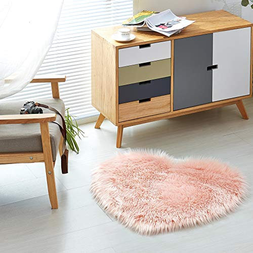 Teppich Wölkchen Tapis en Fausse Fourrure d'agneau et Peau de Mouton - Carpette Moelleuse pour Chambre à Coucher, Salon, Crèche - Jet de Divan de Décoration Chaise - Rose - 80x75cm - Cœur
