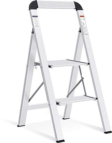 KINGRACK Escalera de Tijera 2 Peldaños, Escalera de Tijera Plegable con Barandilla, Escalera Doméstica Antideslizante con Mecanismo Antiplegado, Taburete de Aluminio, Carga Máxima de 150 kg, Plata