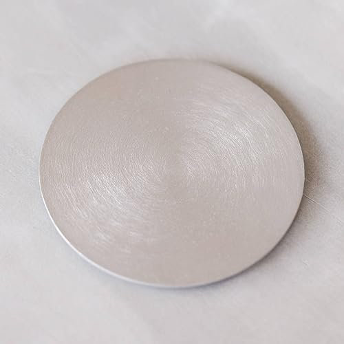 MOMENTU® Kerzenteller rund – Aluminium gebürstet [Silber,Handarbeit] – Kerzenständer, Kerzenuntersetzer, Dekoteller, Kerzenschale für Stumpenkerzen, Tauf-, Kommunion- und Konfirmationskerze | Ø 10 cm