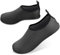 JOTO Chaussure d'eau Water Shoes Aquatiques Homme Femme, Chaussures de Plage de Mer de Piscine Sandales Plastiques, Anti Sable Antidérapant Sèche Vite dans l’Eau, sur la Plage ou Yoga-Noir-24.2CM