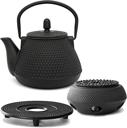 Teekanne asiatisch Gusseisen Set 0.8 Liter - schwarze Gusskanne mit Henkel & Edelstahl Tee-Filter Sieb-Einsatz für losen Tee & Stövchen & Untersetzer