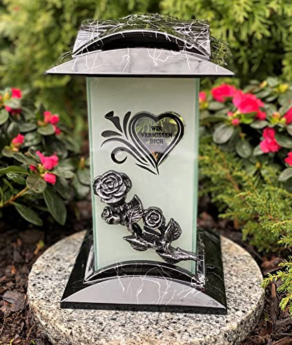 Garten Paradies Handmade Grablampe mit Beschriftung - ''Wir Vermissen Dich'' Grablicht Kerze Grabkerze Grabdekoration Grabschmuck Marmor Effekt incl.Grabkerze, 27 centimeters
