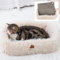 Kratzbrett Pappe mit Kratzbox für Katze,Kratzkarton Robuste Groß Katzenbett Flauschig Kratzbretter mit Wellpappe Abnehmbar Doppelseitig Verwendbar,Kratzunterlage für Möbelschutz (44×34×14cm,Beige)