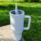 Besot 40oz Trinkhalmbecher mit Klappdeckel und Griff, geeignet für Auto-Becherhalter, auslaufsicher, Reisewasserbecher, 304 Edelstahl, Reisewasserflasche.. (Weiß)