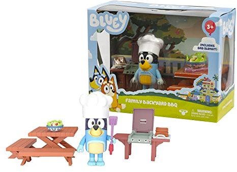 Bluey - Family BBQ Mini Playset, Set de Juguete con Barbacoa y Mesa de Picnic y Accesorios, 1 Figura articulada del Perrito de la Serie de Dibujos, para niños y niñas Desde 3 años, Famosa (BLY10200)