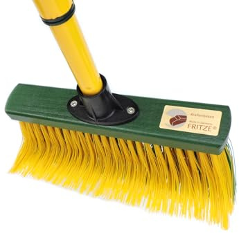 Fritze® Krallenbesen Hof & Garten 30 cm Kehrbreite mit Stiel – Abgewinkelte Borsten für Laub, Nadeln, Sand & unebene Böden – Ideal für Pflastersteine & Gartenwege – Premiumbesen – Made in Germany