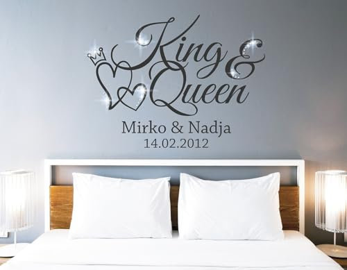 tjapalo® pkm462 Wandtattoo King Queen Wandtattoo Schlafzimmer Liebe Wandsticker Schlafzimmer romantisch Wandtattoo paare Namen und Datum, Farbe: gold metallic, Größe: B100xH58cm