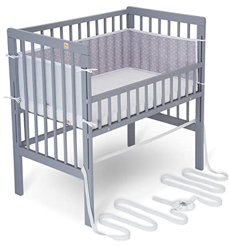 FabiMax Baby Beistellbett für Boxspringbett, TÜV geprüft 2022, inkl. Matratze und Nestchen aus Netzstoff, Buche massiv grau, Comfort/graue Würfel