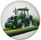 Traktor bei der Feldarbeit Magnet rund rund Grüner Traktor fährt auf Acker Agrarmaschine für die Landwirtschaft Fahrzeug im Feld