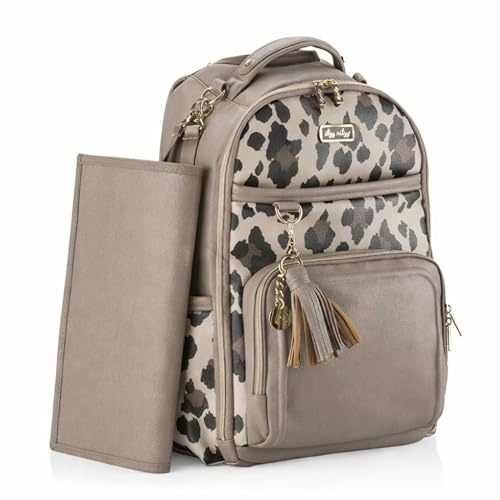 Itzy Ritzy Wickeltasche Rucksack – Boss Plus Wickelrucksack für Mama & Papa, Baby Bag mit 19 Fächern, isolierte Flaschenhalter, Laptopfach, Wickelunterlage, Vegan Leder – Leopard