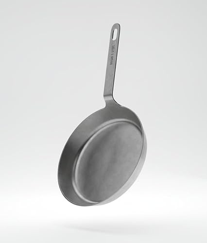 Brass & Steel Sauté Poêle en acier au carbone, 27 cm, forgée en une seule pièce, surface de cuisson 23 cm, hauteur 4,5 cm, poignée 18,5 cm