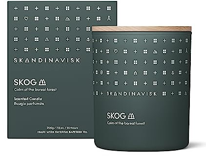 Skandinavisk SKOG 'Wald' Duftkerze. Duftnoten: Kiefernnadeln und Tannenzapfen, Birkensaft und Maiglöckchen. 200 g.
