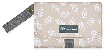 emma & noah Wickelunterlage für Unterwegs, 82x52 cm (gefaltet 25x18 cm), Abwaschbar, Wickeltasche mit Windeltasche für den Kinderwagen, Organizer für Windeln und Feuchttücher (Floral Sand)