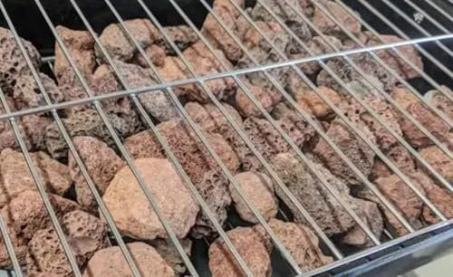 Piedra de Lava para Barbacoa 2 kg – Auténtica Piedra Volcánica Ligera y Porosa – Retiene el Calor y Distribuye la Temperatura Uniformemente – Ideal para Parrillas a Gas y Carbón tamaño 3-5 cm
