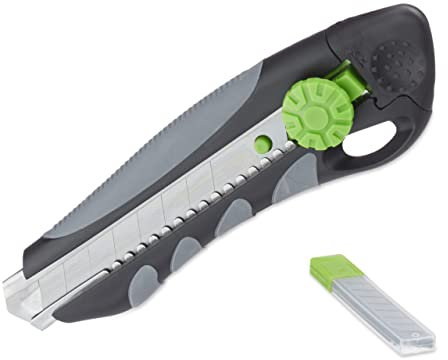Relaxdays Cutter professionnel, avec lames de rechange de 18 mm, manche en caoutchouc, couteau universel, noir/vert