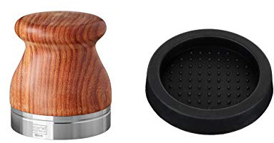 scarlet espresso | Tamper »Comodo« für Barista; mit ergonomischem Edelholzgriff nach Wahl und Präzisions-Edelstahlbasis (58 mm, Sandelholz - Rot + Tamperablage)