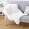 DQMEN Peau de Mouton synthétique,75 X 120 cm Faux Peau de Mouton Imitation Toison Moquette Peau d'agneau Tapis Fluffy Soft Longhair Décoratif Coussin de Chaise Canapé Natte (Blanc, 75 X 120 cm)