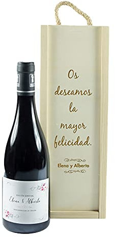 Botella de vino con caja de madera personalizada con los nombres de los novios como regalo de boda
