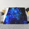 HAHAFU Decke mit blauen leuchtenden Sternen, personalisierbar, warm, weich, bequem, Flanell, Überwurfdecke für Bett, Sofa