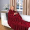 Gräfenstayn® Kuscheldecke mit Ärmeln und Fußtasche - Flauschige Decke zum anziehen - Öko-tex Standard 100 - Ärmeldecke für Damen & Herren - TV-Decke (Bordeaux, 200x170cm)