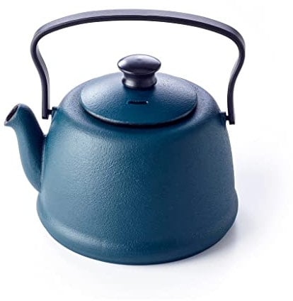 Beka Junna Teekanne aus Gusseisen, 1 l, Teekanne mit Edelstahlsieb, klappbarer Henkel und tropffreier Ausguss, Wasserkocher für alle Herdarten geeignet, Farbe Ocean