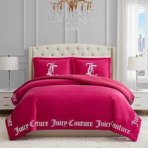 Juicy Couture Bettdecken-Set, Bettwäsche, Gothic-Design, Kingsize, 3-teiliges Set, umfasst (1) Bettdecke 274,3 x 233,7 cm, (2) Kissenbezüge 50,8 x 91,4 cm, knitterarm, Leuchtend rosa