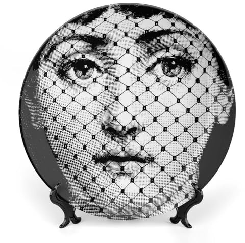 ROTOOY Lina Cavalieri Plate, Fornaset Piatto Decorativo, Piatto Decorativo Da Parete, Misterioso Volto Piatto Da Appendere A Parete, Con Staffa E Speciale Gancio A Molla, 17,8 cm, S (13)