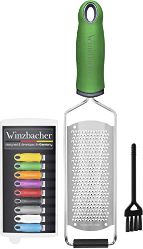 Winzbacher - Premium Zester Reibe I Parmesanreibe, Zitronenreibe, Muskatnuss Reibe, Ingwerreibe u.v.m. I rasiermesserscharfe Edelstahl Klinge I Spülmaschinenfest I inkl. Schụtz & Reinigungsbürste