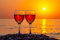 Acryl-Bild 80 x 50 cm: Zwei Gläser Wein am Strand bei Sonnenuntergang (193555024)