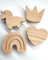 PLT Möbelgriffe im Märchen Motiv für Kindermöbel aus unbehandeltem Eichenholz, Knauf, Knopf, Weltall, Kommode, Schrank, Schublade, Tür, Kinderzimmer, Geschenk (4, Einhorn, Herz, Regenbogen, Krone)