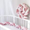 Bettschlange Geflochten, Baby, Babybett Umrandungen, Kantenschutz Bettumrandung Knotenkissen, Seitenschläferkissen, Baumwolle Schlafkissen Kissen,Weiß+Pink+Dunkelrosa,500cm