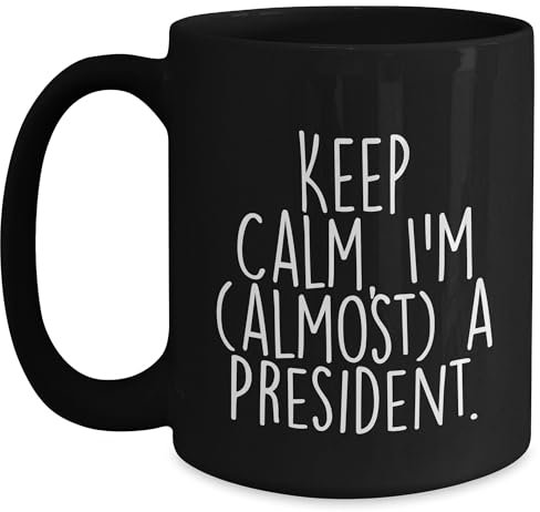 Taza de café negra con texto en inglés «Keep Calm», regalos de amigos para casi presidente