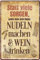 WOGEKA ART Retro Blechschild - Lieber NUDELN machen und WEIN trinken - Lustiger Spruch als Geschenkidee zu Geburtstag Weihnachten als Deko Schild 20x30 cm Vintage Metallschild 2282