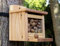 Eichhörnchen Futterhaus aus Lärchenholz – Mit integriertem Nussspender/Futterbox – Wetterfest & langlebig – Aus europäischer Lärche – Ideal für Garten & Balkon