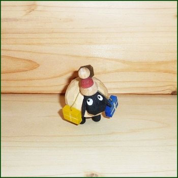 Rudolphs Schatzkiste Holzfigur Schaf mit Geschenke hell Höhe 5cm NEU Figuren Schnitzen Holz Wald Figur Kirche Erzgebirge Seiffen Weihnachten Spielzeug Dekoration Tischdeko Kurrende