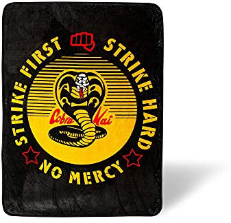 Cobra Kai Strike First übergroße Plüsch-Überwurfdecke, gemütlicher Sherpa-Bezug für Sofa, Bett, superweiche Fleecedecke, offizielles Karate-Kid-Sammelstück, 114,4 x 152,4 cm