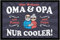 MoonWorks® Fußmatte Geschenk Hier wohnen Oma und Opa Großeltern lustige Geschenkidee Weihnachten rutschfest & waschbar schwarz 60x40cm