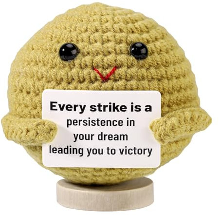 TOYMIS Gehäkelter Pingpongball, Lustiger Positiver Pingpongball mit Positiver Karte und Holzsockel Gestrickter Pingpongball Stütze Gehäkeltes Spielzeug als Inspirierendes Geschenk