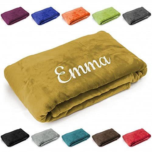 Deitert Kuscheldecke mit Namen oder Wunschtext Bestickt, 200cm x 150cm, extra weiche und gemütliche Sofadecke/Wohndecke, hochwertiges Fleece, personalisiertes Geschenk (Senfgelb)