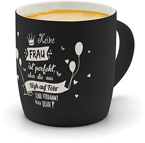printplanet - Kaffeebecher mit Ort/Stadt Wyk auf Föhr graviert - SoftTouch Tasse mit Gravur Design Keine Frau ist Perfekt, aber... - Matt-gummierte Oberfläche - Farbe Schwarz