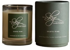 Isle of Skye Candle Company Scots Pine Scots Pine Duftkerze | Natürliches Sojawachs | Handgefertigt in Schottland | Premium-Duftkerze | Entzückende Schottenkaroverpackung | 20 Stunden Brenndauer
