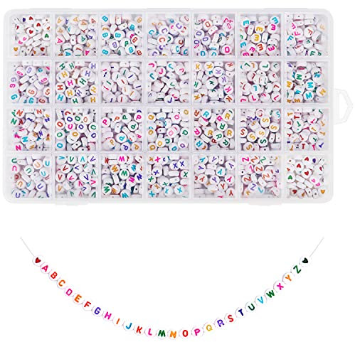 Handi Stitch (1620 Stk) Buchstabenperlen Weiß Plastik Perlen Buchstaben A-Z Alphabet Perlen & Box - 7mm Runde Perlen mit Bunten Buchstaben & Faden - Perlen zum Auffädeln Buchstaben für Schmuck Basteln