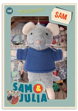 The Mouse Mansion Sam & Julia - Kuscheltier Maus Sam – das Original aus der beliebten Kinderbuch-Reihe – 1/12 Größe für Standard-Puppenhaus – enthält: 1 Stofftier Maus 12cm – für Kinder jeden Alters