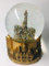 VIANAYA Schneekugel Paris Eiffelturm – Basis aus Kunstharz mit 3D-Monumenten und Glaskugel mit glitzernden Pailletten – Farbe Gold – Größe M (Höhe 11 cm)
