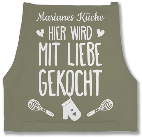 Schürze - Kochschürze - Hier wird mit Liebe gekocht mit Name I Geschenk Kochen - 85x69 - Sage Grün - personalisierte küchenschürze damen kochschuerze dame küche sprüche kochschürzen