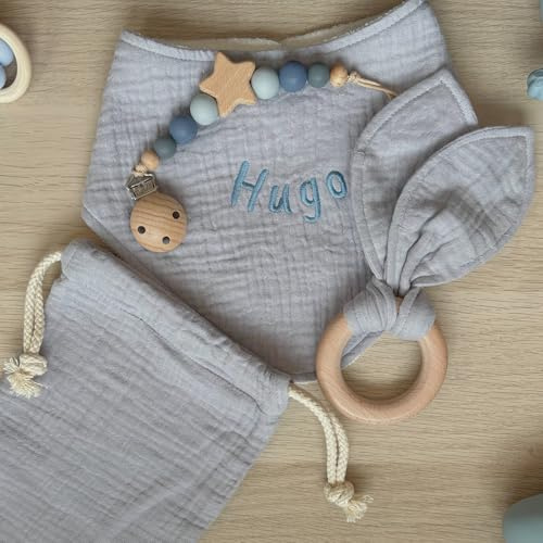 Babykorb, personalisierbar, mit Namen – Premium-Geschenkset aus Bio-Baumwolle für Neugeborene, besticktes Lätzchen, Beißring aus Musselin und Holz, Schnuller und Tasche, Öko-Tex, Blau